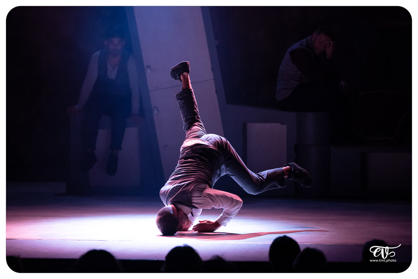 SUR LE FIL (CIE PYRAMID)